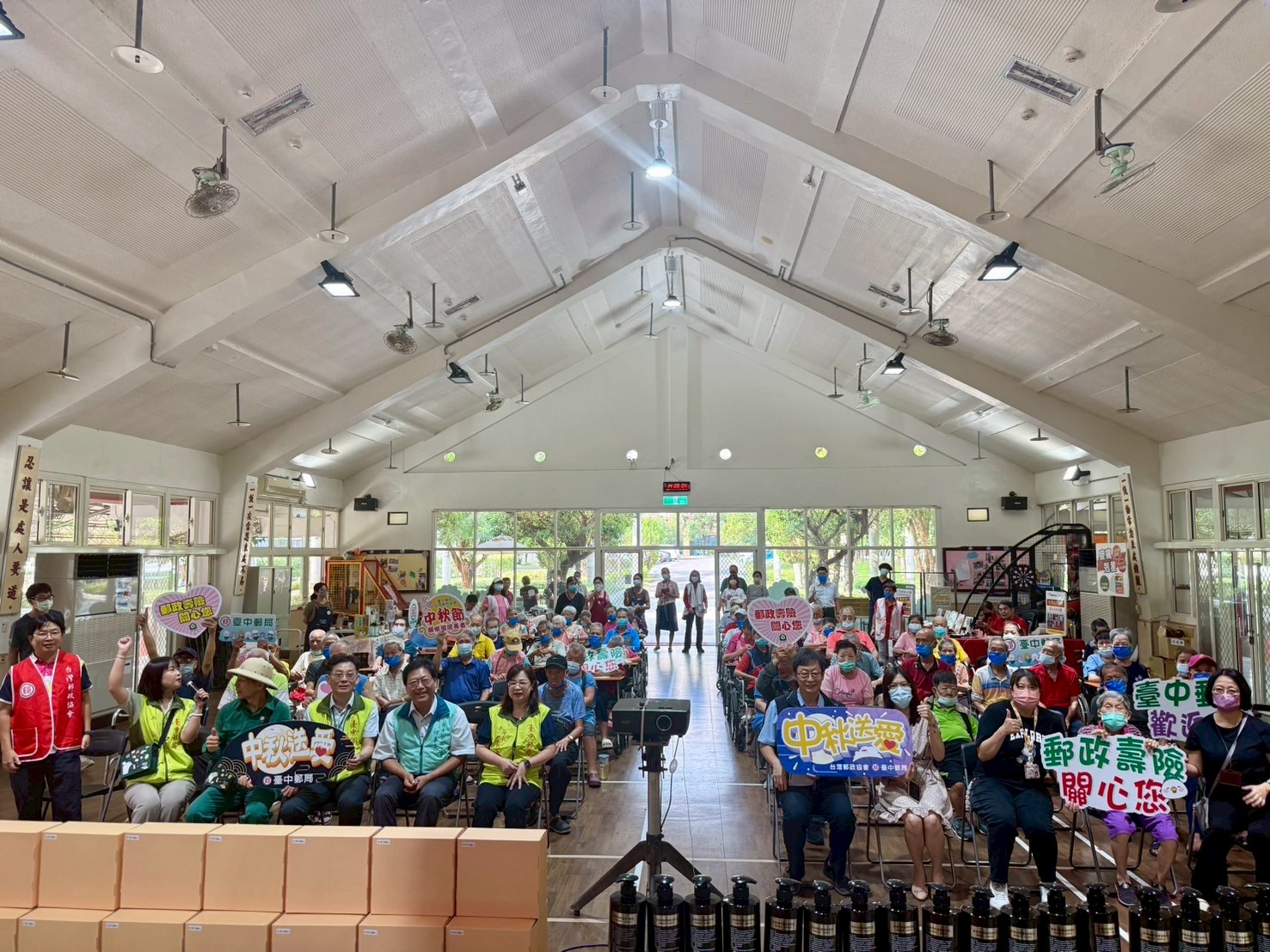 財團法人台灣郵政協會暨臺中郵局關懷獨居長者 辦理仁愛之家「中秋節關懷獨居長者」公益活動 