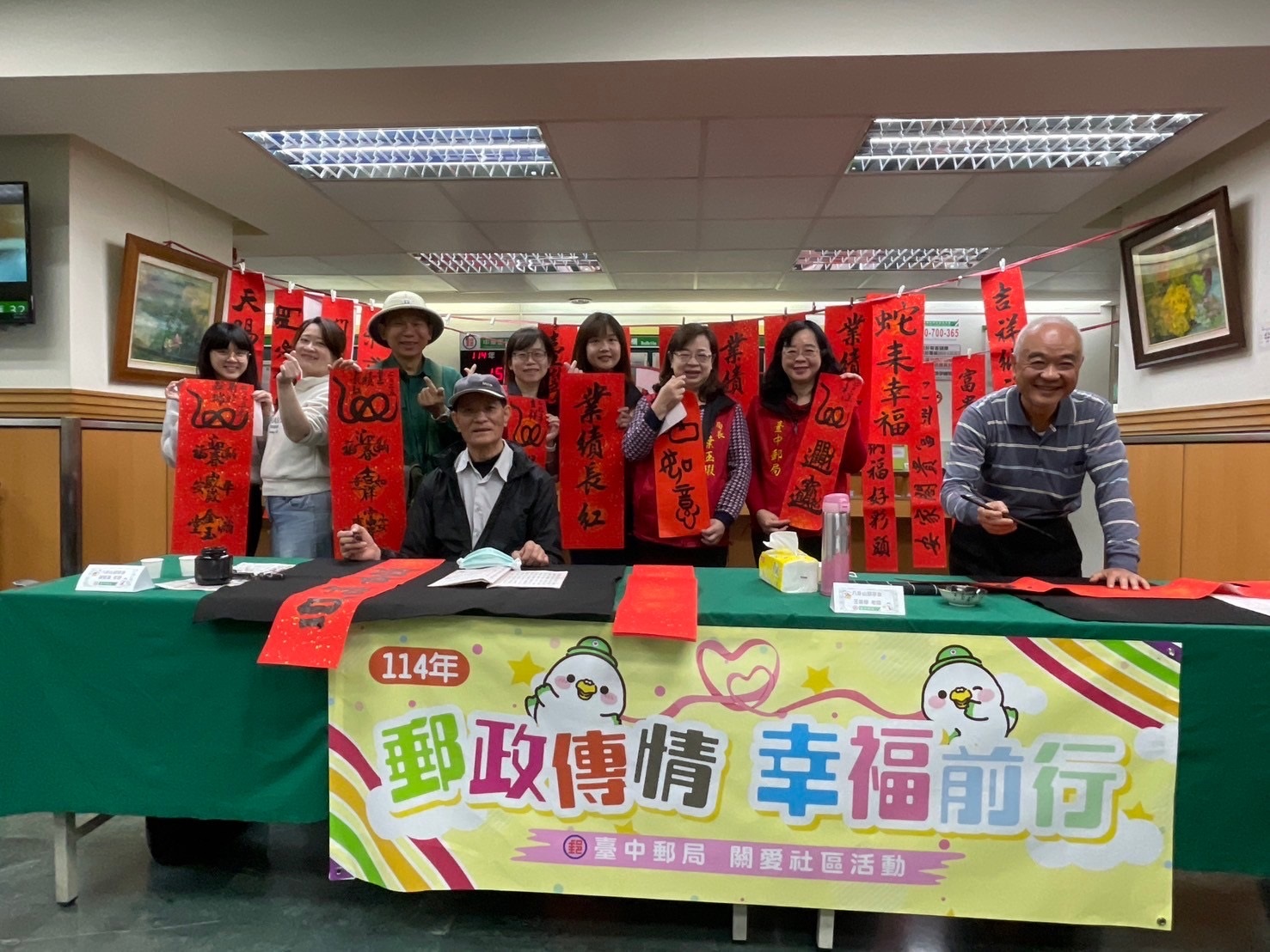 「新春揮毫贈春聯 中醫義診守健康」 