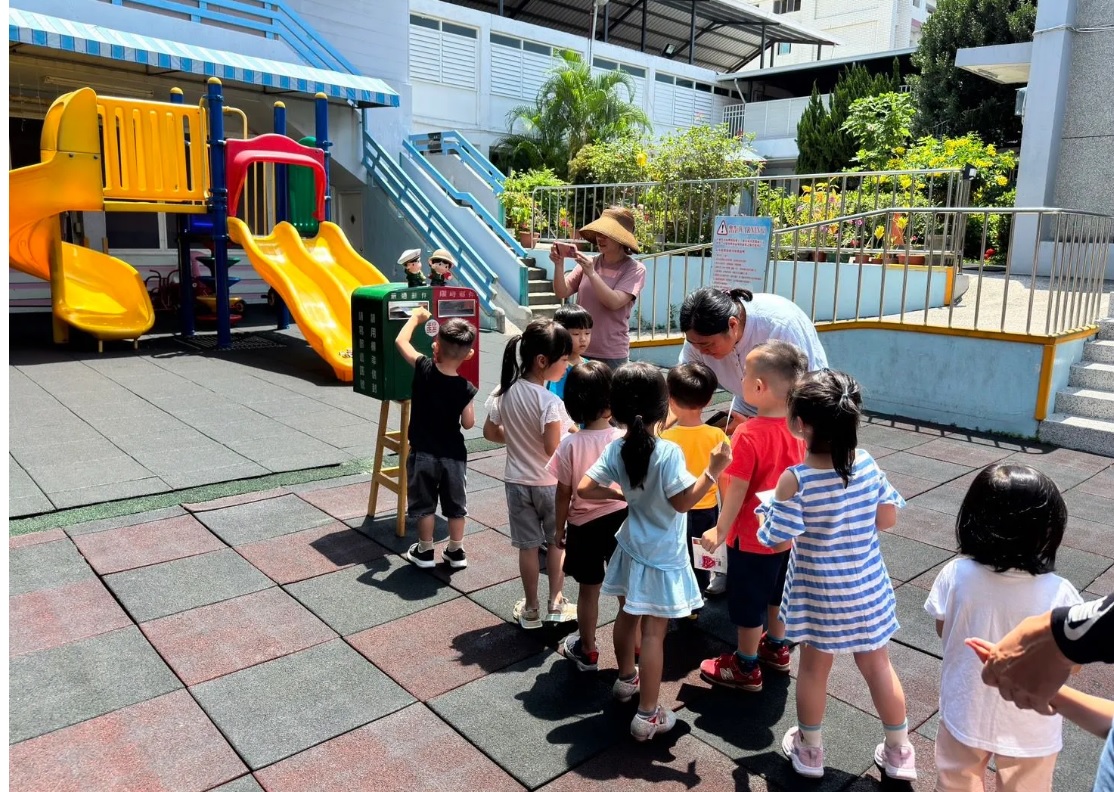 臺東郵局辦理「母親節手寫傳真情」明信片活動 天真幼兒園向媽媽傳達愛意 