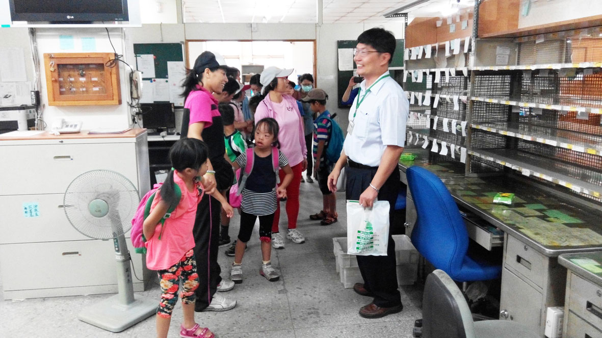 身心障礙學童參觀竹南郵局 