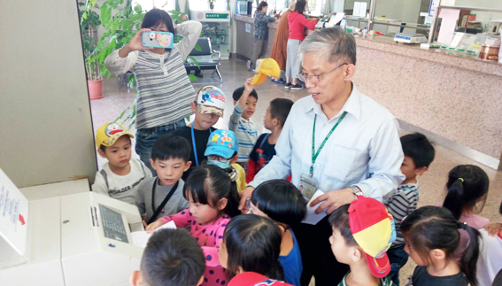 南庄國小附設幼兒園師生參觀南庄郵局 