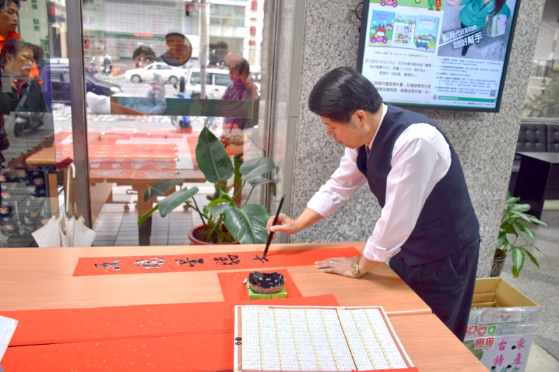 花蓮郵局迎春現場書寫 免費贈送春聯 