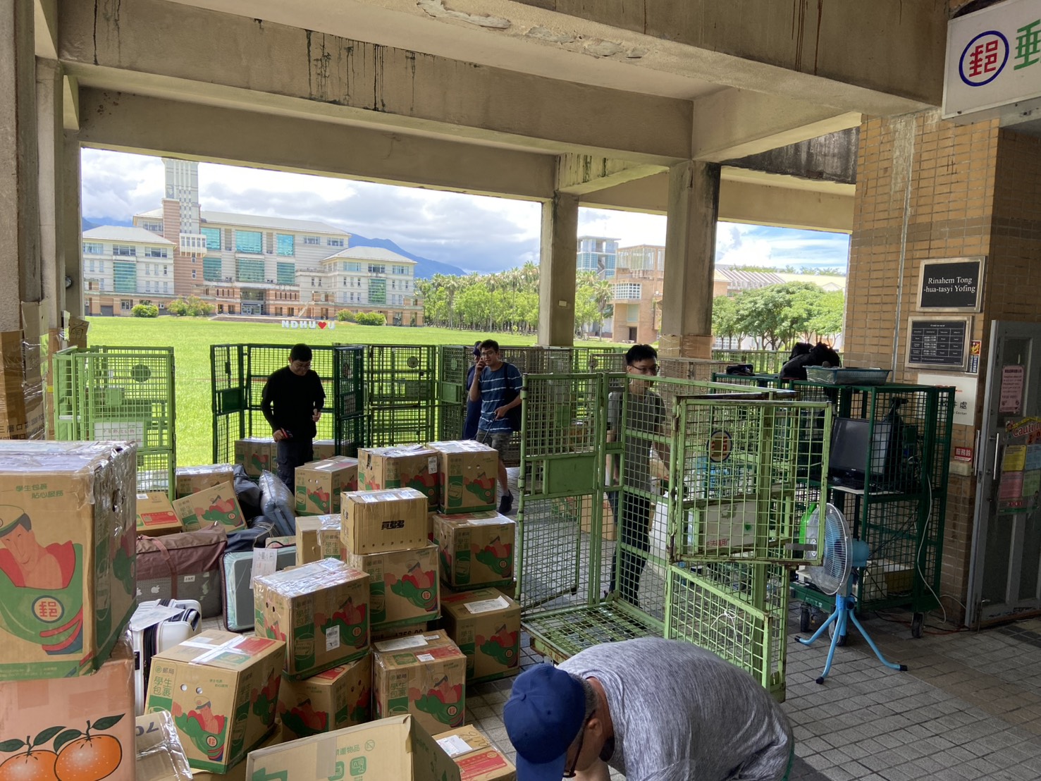 花蓮郵局推出學生返鄉包裹專案　東華大學宿舍駐點收件貼心服務到位 