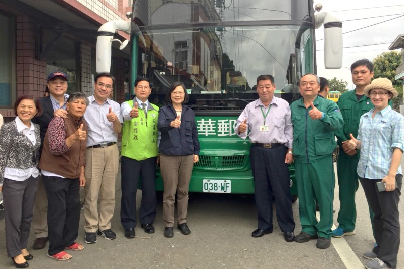 郭局長陪同蔡總統參觀行動郵車 