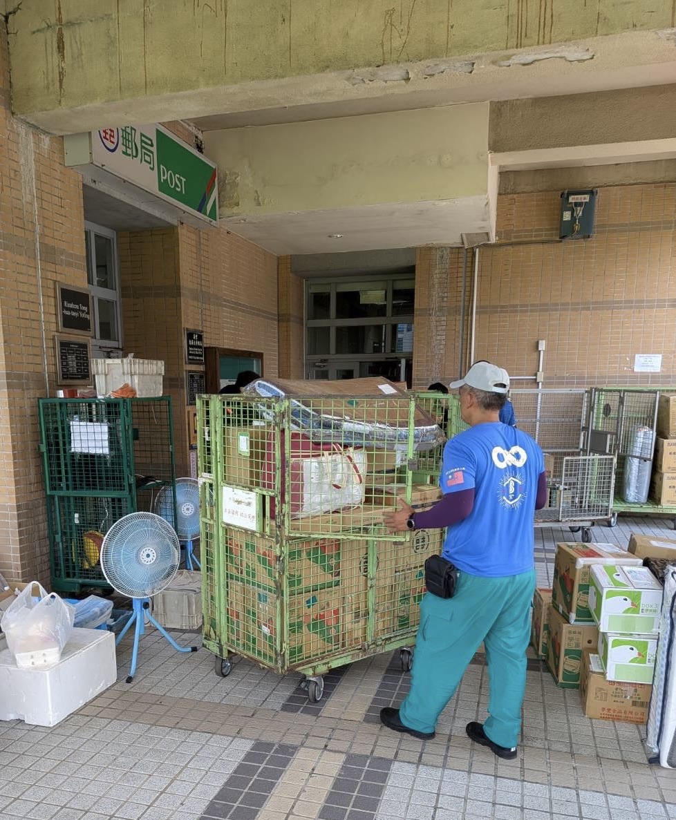 花蓮郵局服務莘莘學子 駐點校園上收返鄉包裹 