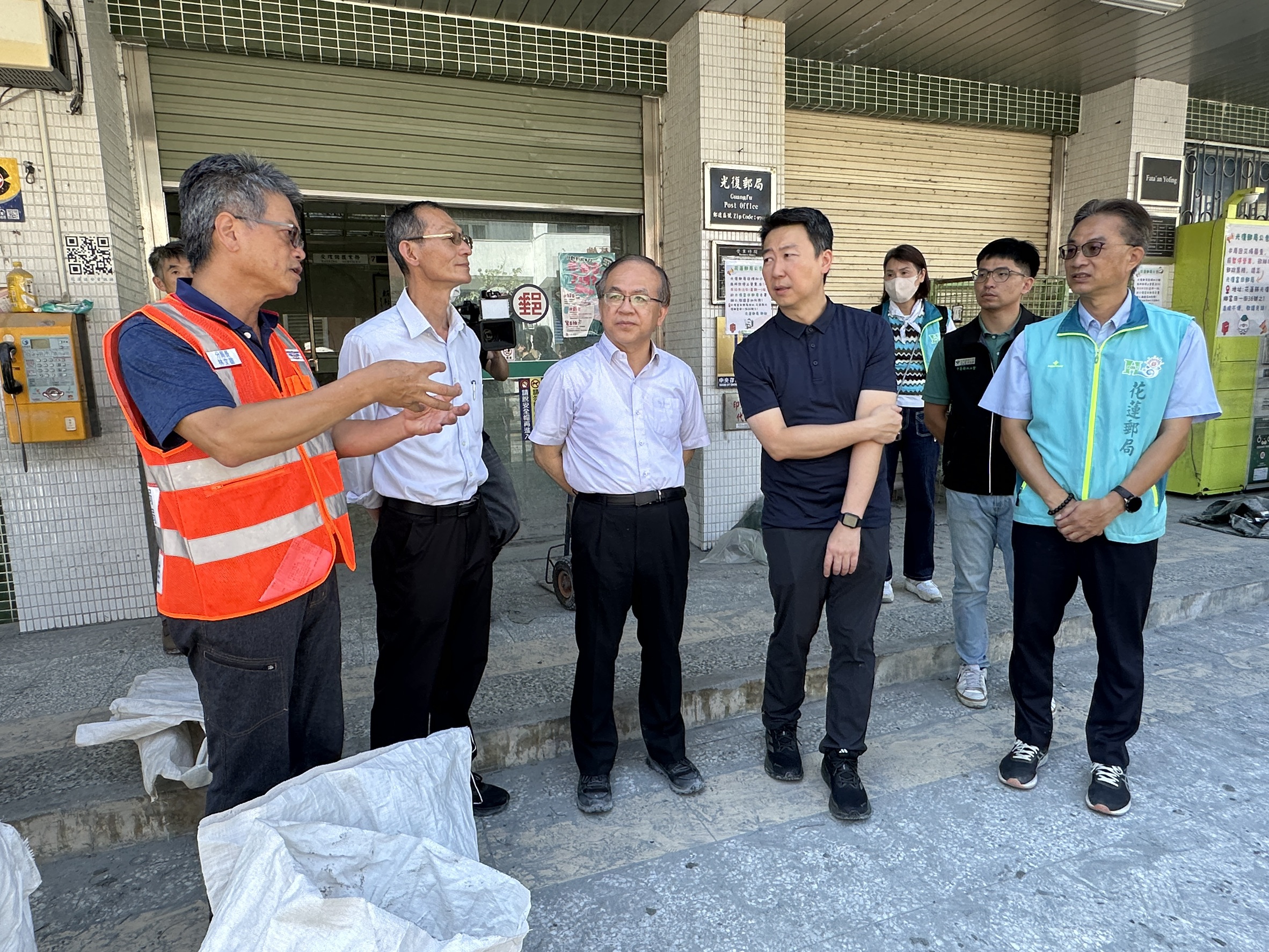 交通部部長前進光復災區 慰勉郵政同仁辛勞付出 