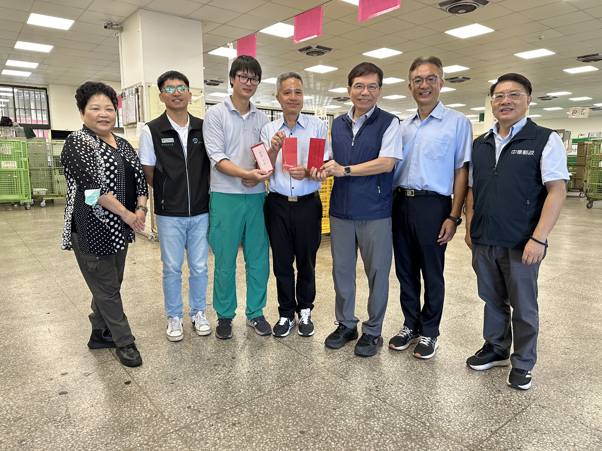 中華郵政高層關懷災區 前進花蓮郵局慰勉同仁 
