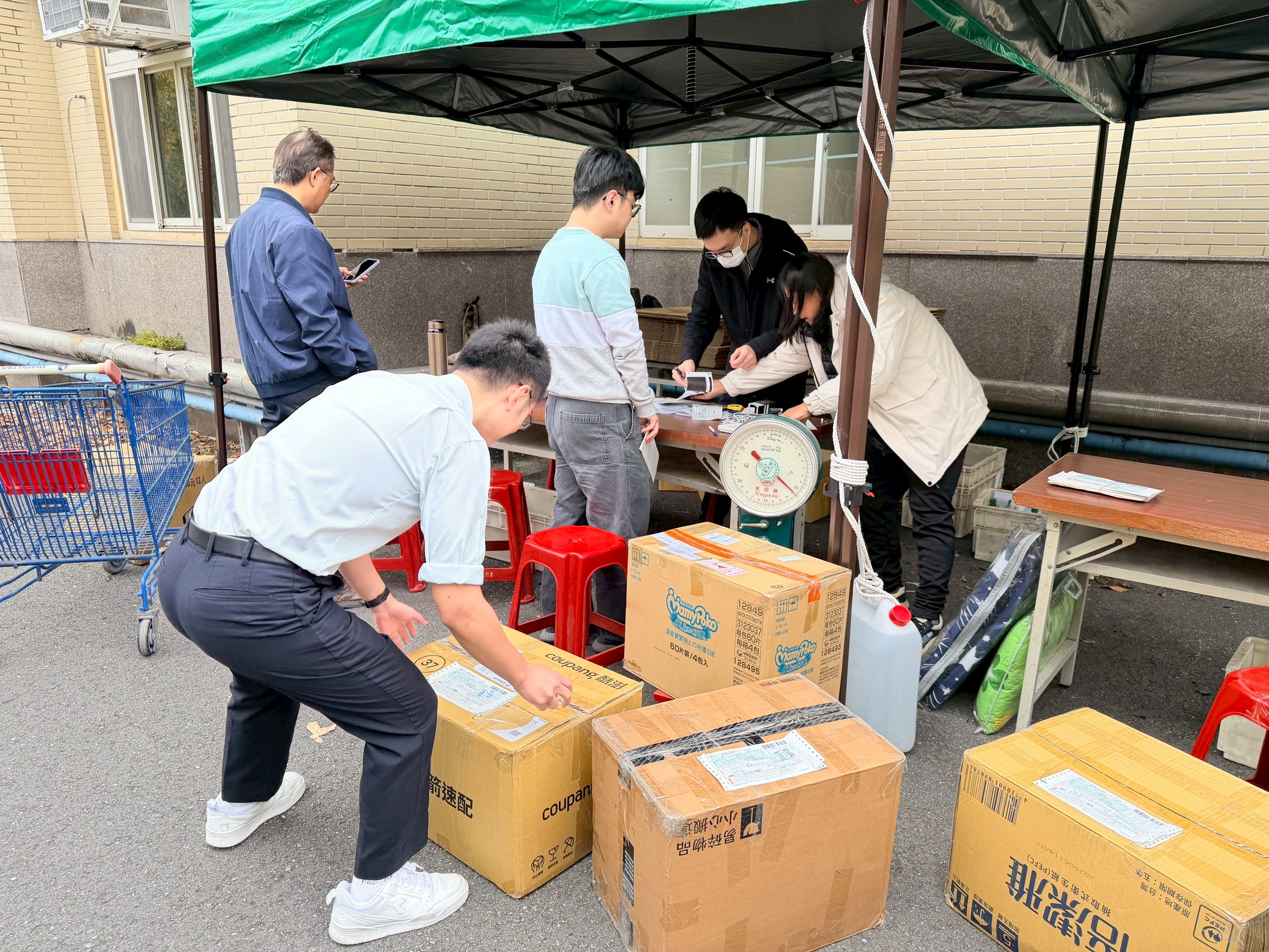 花蓮郵局校園駐點收寄包裹 貼心服務學子返鄉需求 