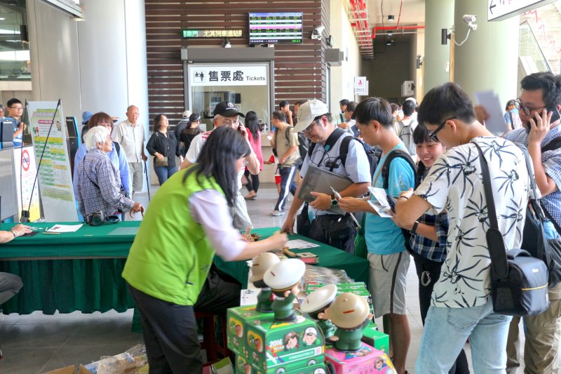 林榮新光車站啟用臨時郵局及設攤服務 