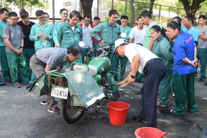 經理親自示範清洗郵用機車維護郵政企業形象 
