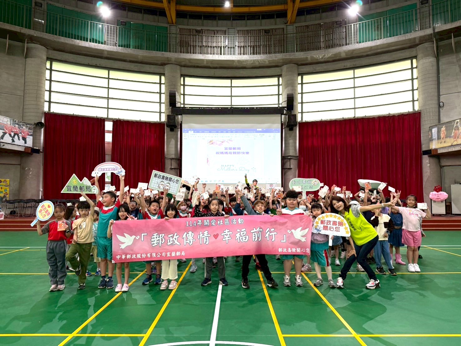 宜蘭郵局走入校園 傳遞愛的祝福—     蘇澳馬賽國小母親節明信片活動溫馨登場 