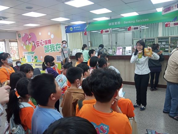 瑪陵國小參訪基隆七堵郵局 