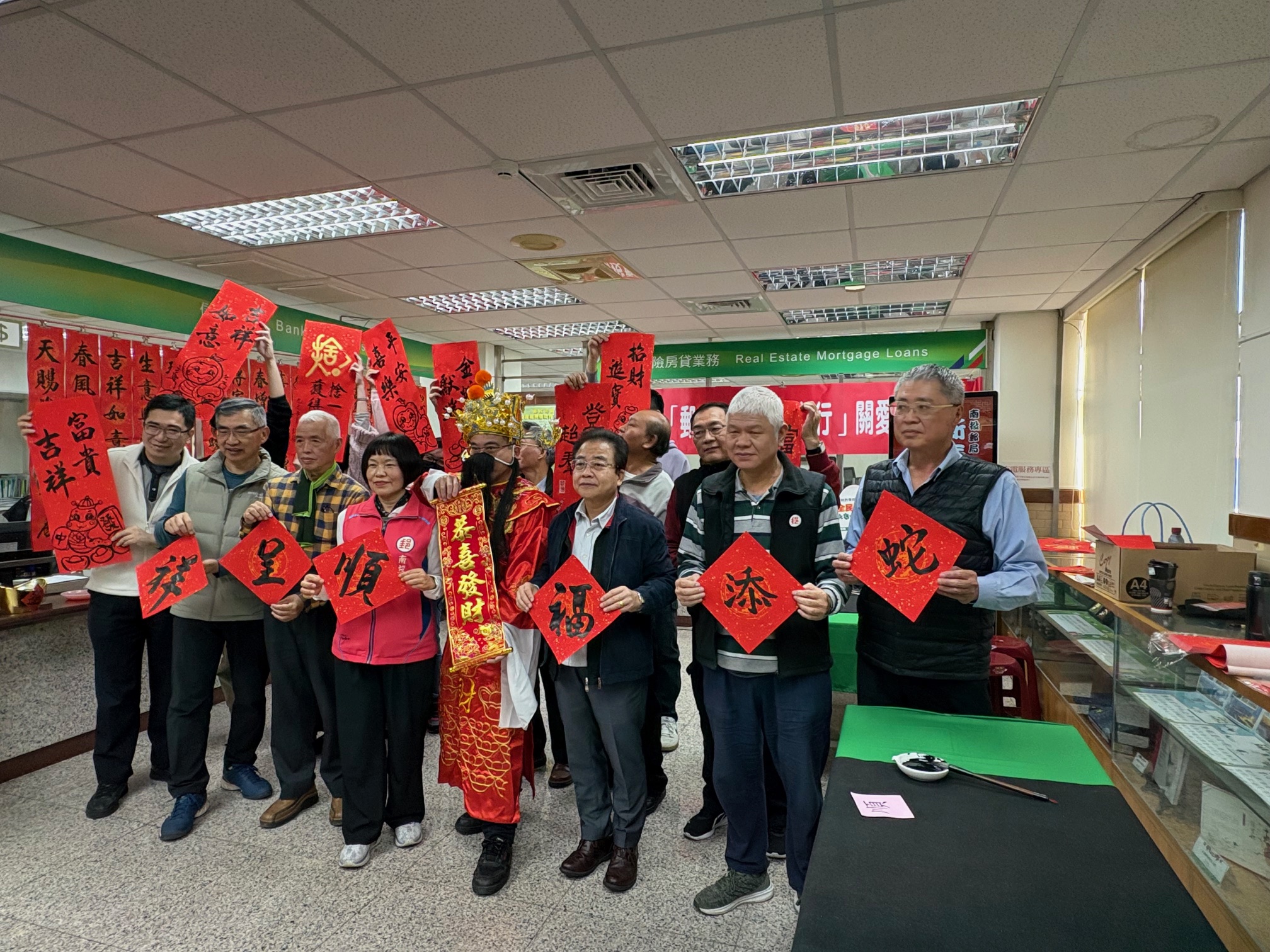新春揮毫贈春聯 