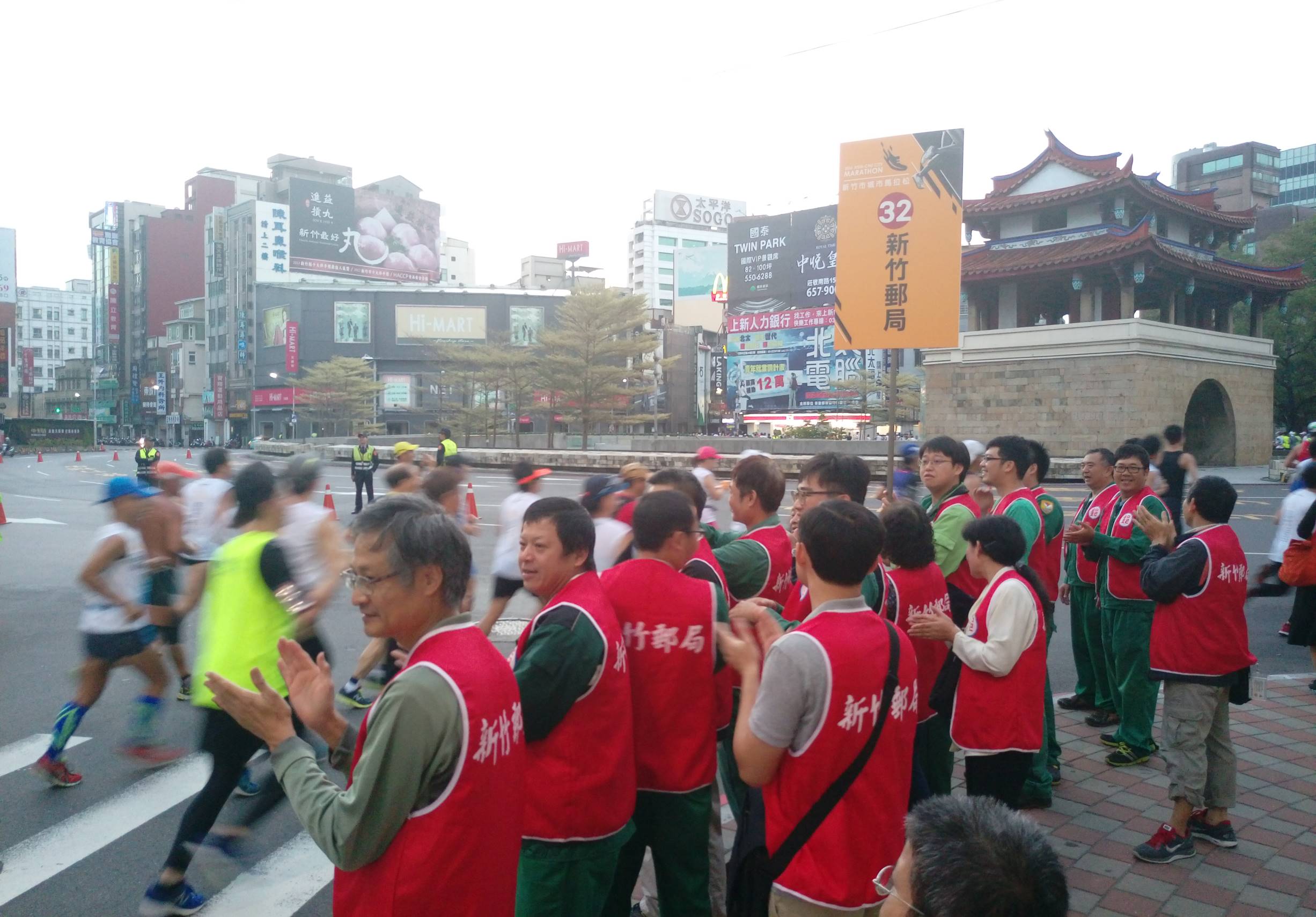 「新竹城市路跑」新竹郵局啦啦隊超熱情 