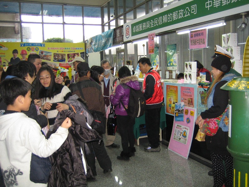 102.12.21~起，迎嬌客黃色小鴨，基隆郵局在基港大樓駐點設攤提供簡易服務 