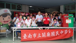 臺南郵局辦理「祝福與祈願」為畢業生送祝福活動