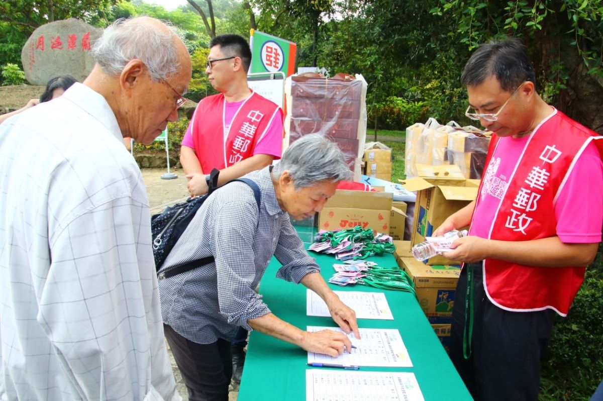 「中華郵政不老運動 - 銀髮踏青樂悠郵 」活動嘉義場次，邀請銀髮郵政壽險保戶一同飽覽蘭潭美景