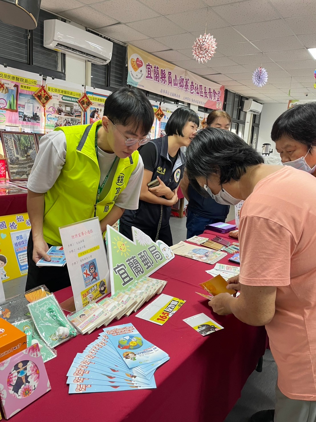 宜蘭郵局假「水的故鄉」蓁巷社區 宣導「印尼小額安心匯款」服務