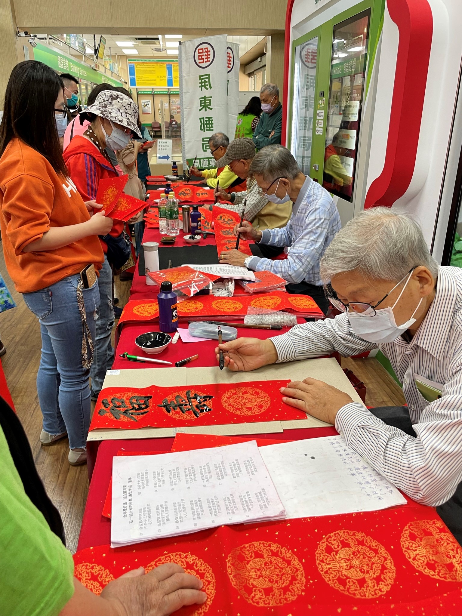 屏東郵局兔年「新春揮毫贈春聯」活動