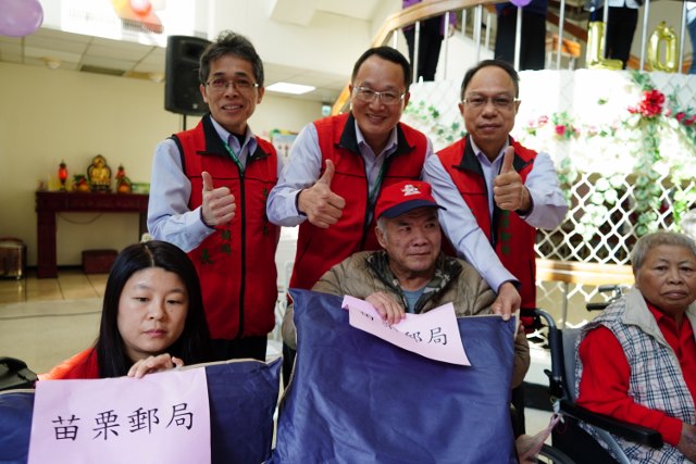  苗郵愛心相隨-大川護理之家圍爐送「暖」