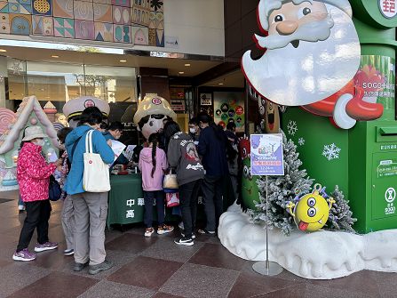 高雄郵局與SOGO百貨高雄店共同辦理耶誕小小郵差體驗