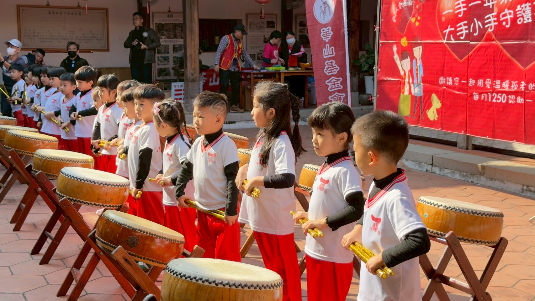 臺中郵局攜手華山基金會陪伴獨居長輩溫暖過年 「迎接馬年新氣象」關懷獨居長者活動暨金融知識防詐講座  