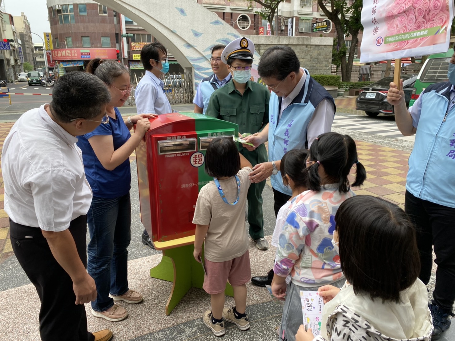 嘉義郵局攜手僑平國小辦理母親節明信片活動