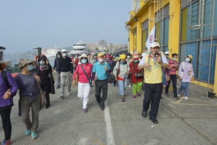 「高雄郵局樂齡運動 銀髪踏青樂悠郵」