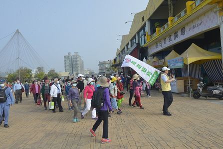 「高雄郵局樂齡運動 銀髪踏青樂悠郵」