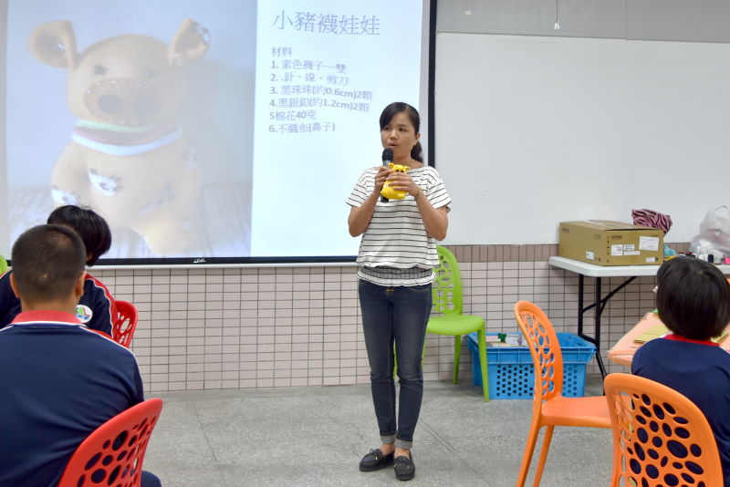 花蓮郵局聘請手工藝老師教導學生製作襪子娃娃