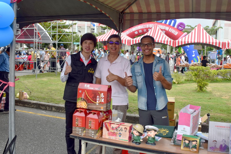 花蓮市市民代表至攤位採購代售商品