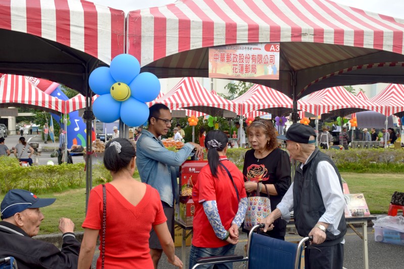 花蓮郵局於榮家嘉年華會設攤服務