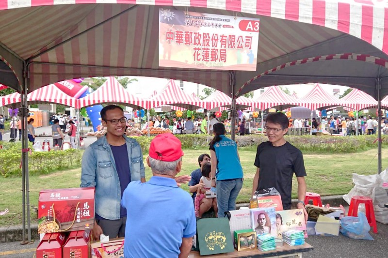 花蓮郵局於榮家嘉年華會設攤服務