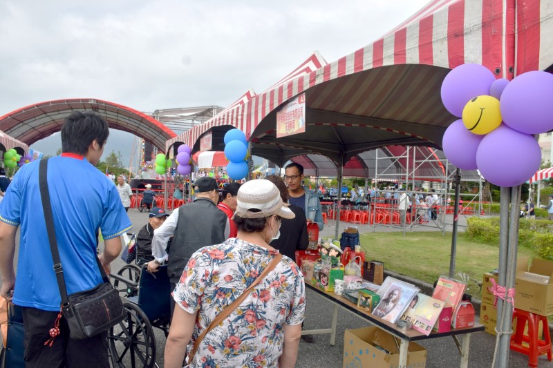 花蓮郵局於榮家嘉年華會設攤服務