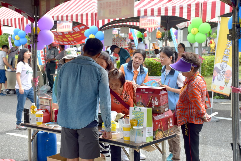許多民眾至攤位採購集郵及代售商品