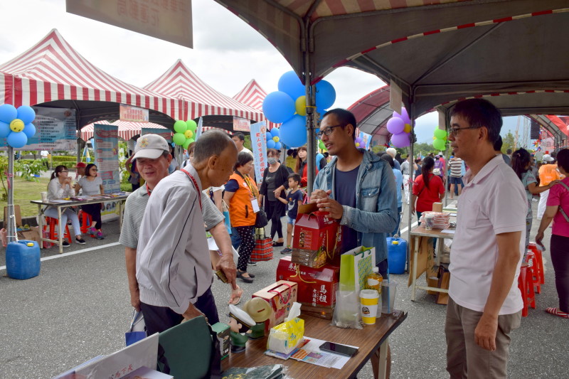 許多民眾至攤位採購集郵及代售商品
