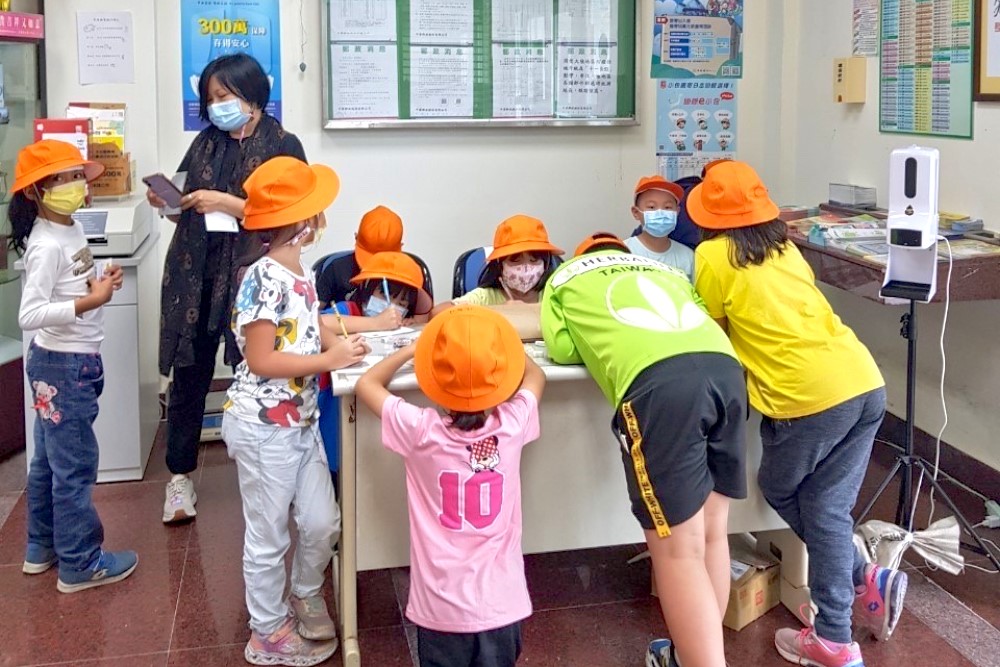 富源國小學童參觀瑞穗富源郵局