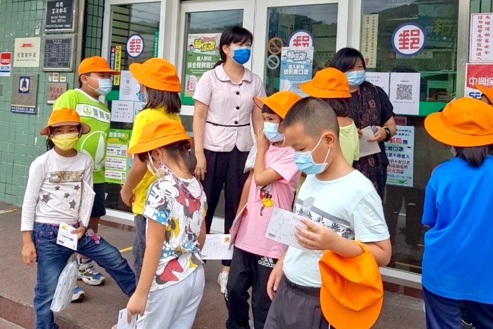 富源國小學童參觀瑞穗富源郵局