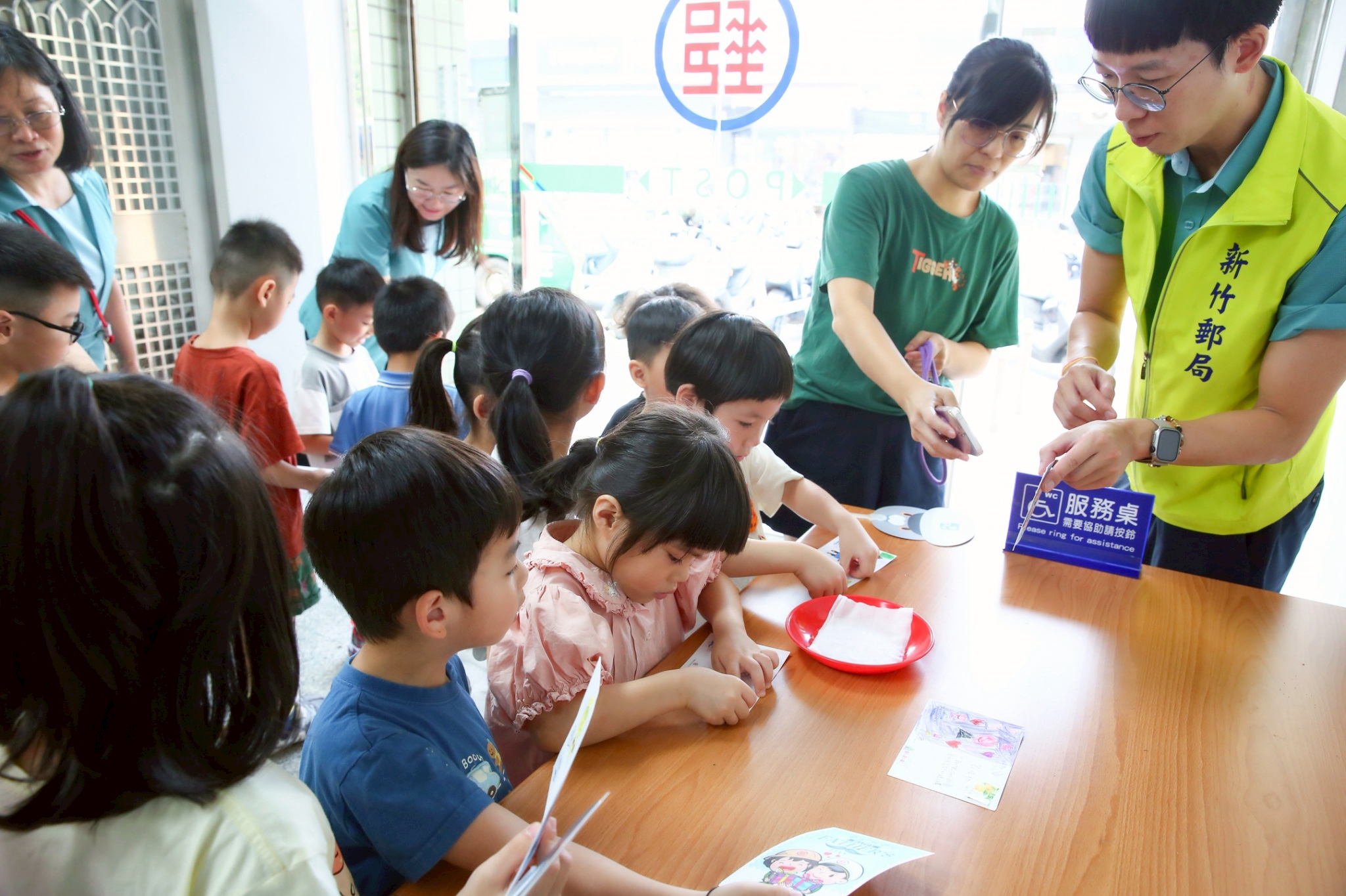 新竹郵局攜手小博士幼兒園，歡慶父親節明信片活動熱鬧登場