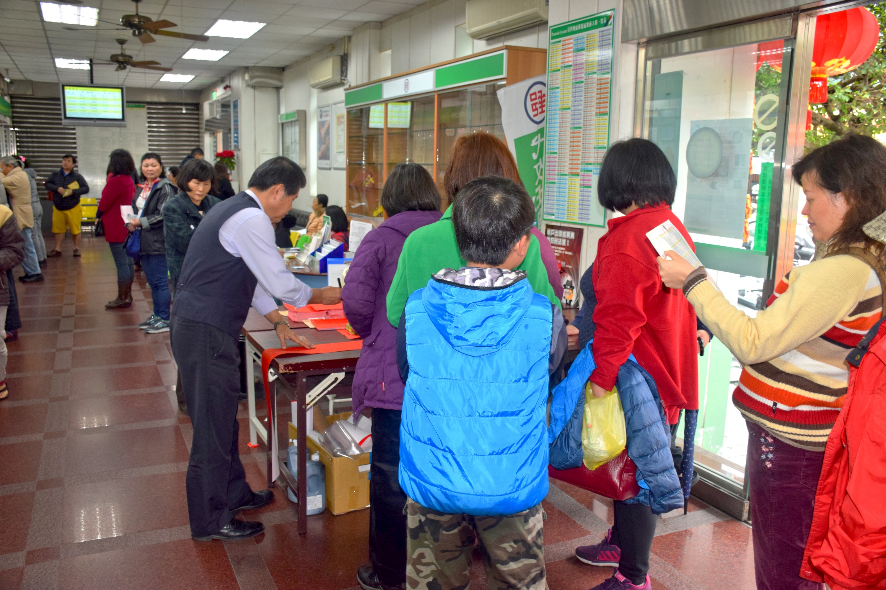 花蓮郵局迎春現場書寫 免費贈送春聯
