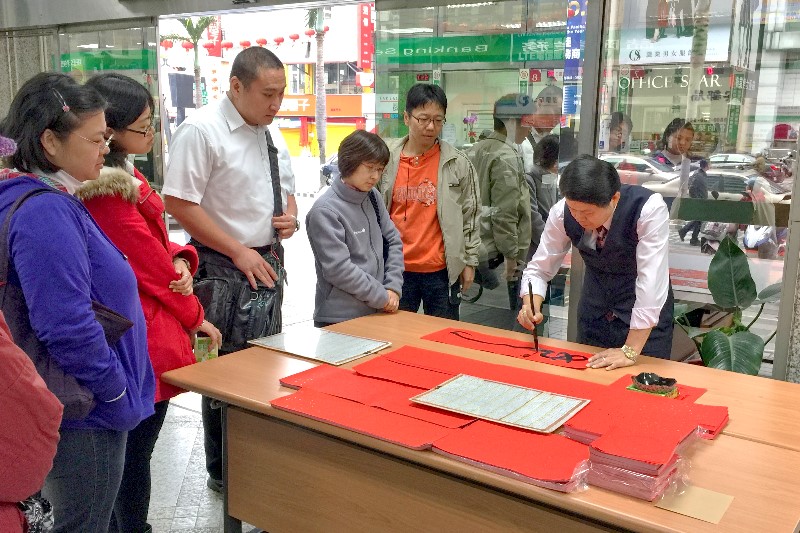 花蓮郵局迎春現場書寫 免費贈送春聯