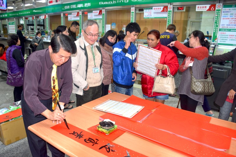 花蓮郵局迎春現場書寫 免費贈送春聯