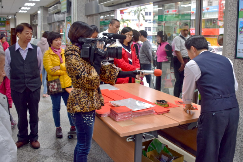 花蓮郵局迎春現場書寫 免費贈送春聯