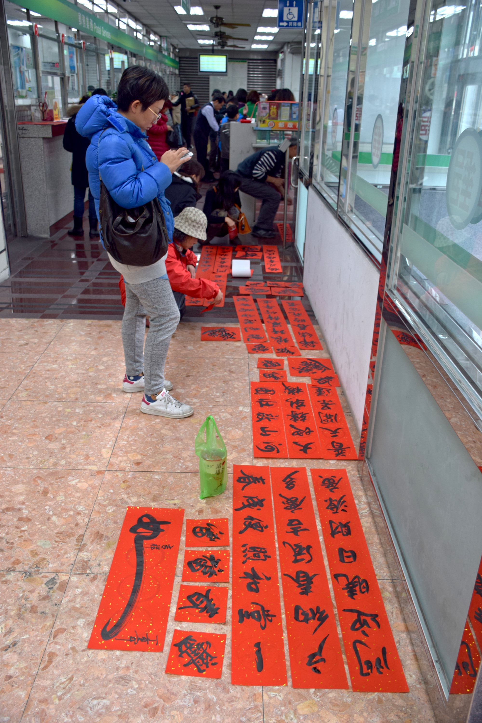 花蓮郵局迎春現場書寫 免費贈送春聯