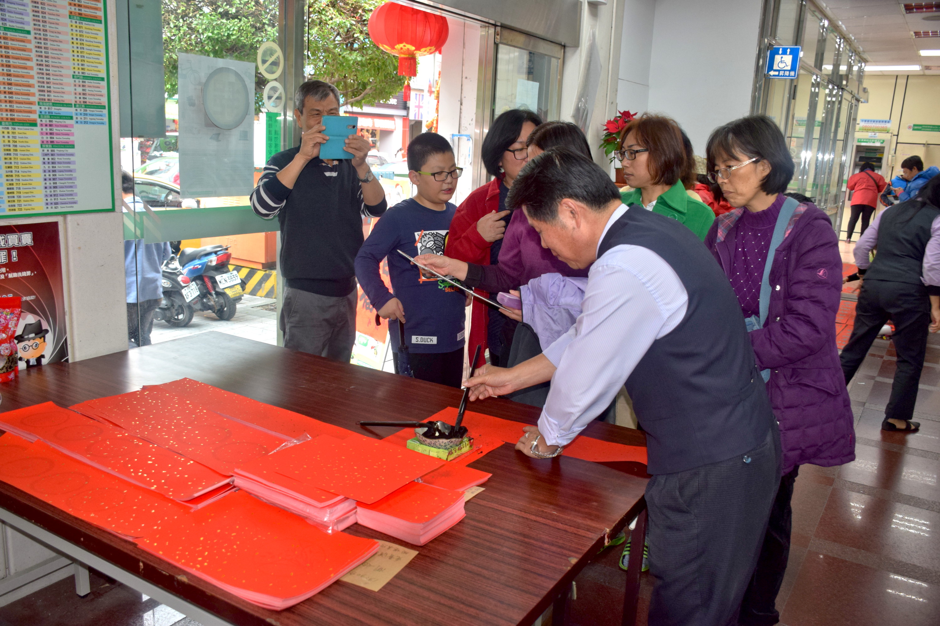 花蓮郵局迎春現場書寫 免費贈送春聯