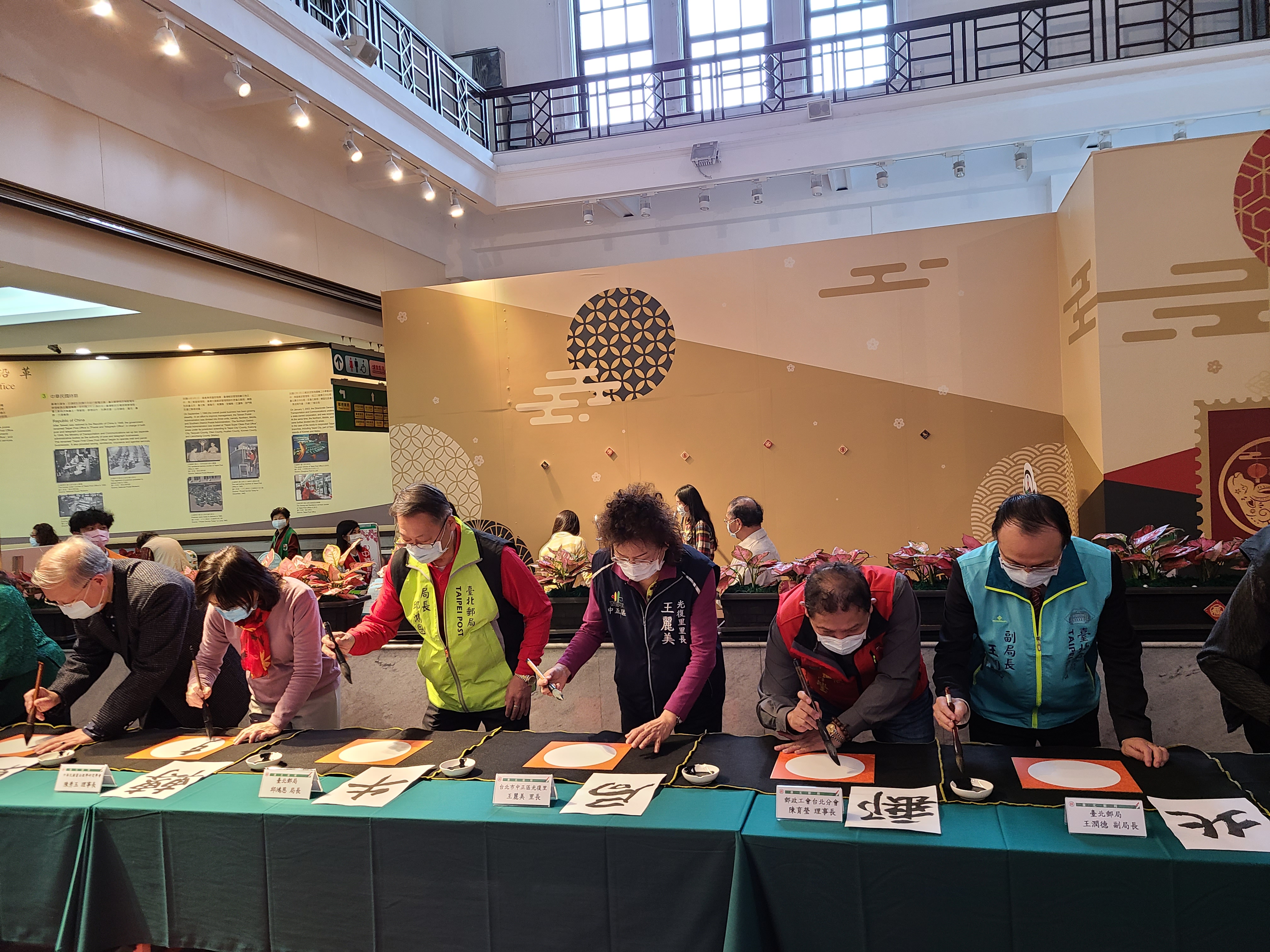 「牛轉乾坤開鴻運 揮毫賀歲送春聯」