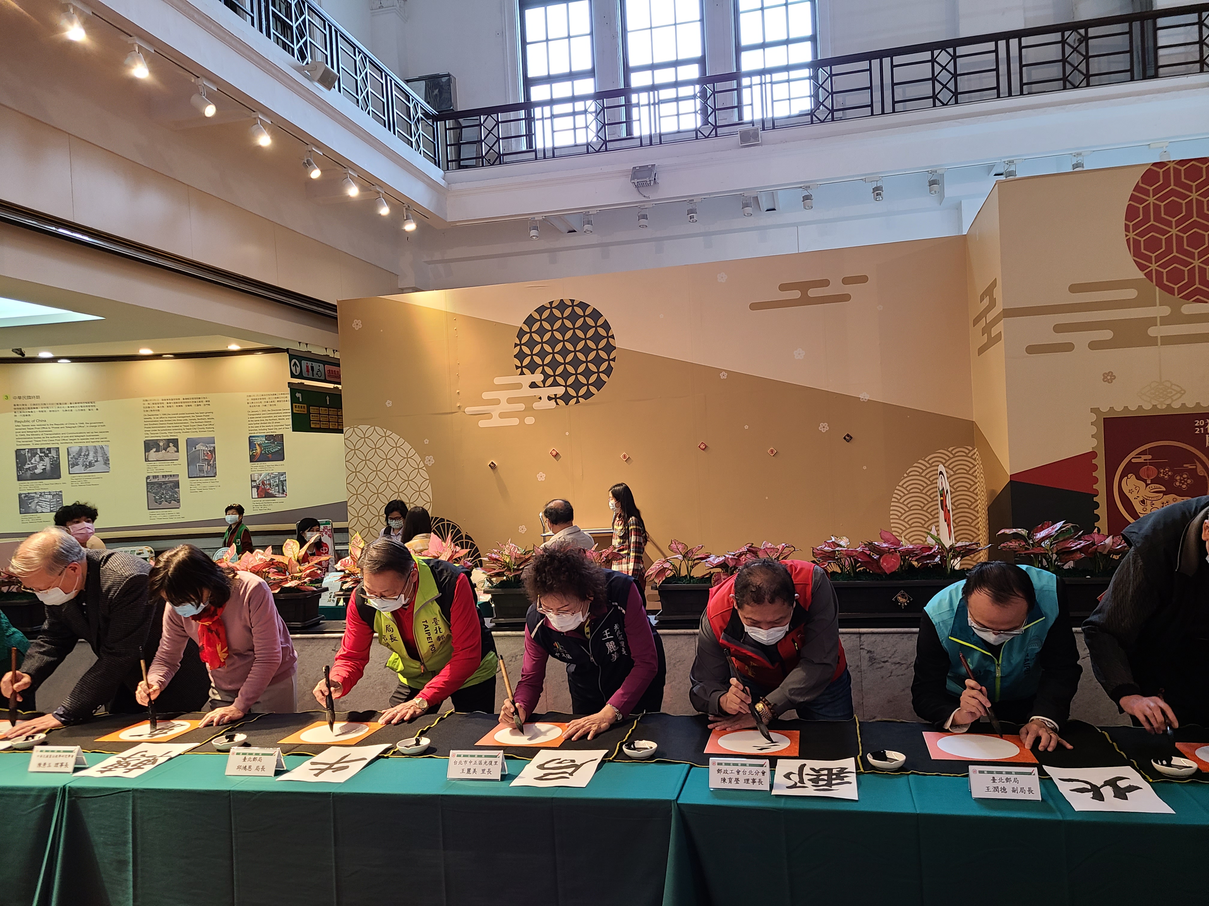 「牛轉乾坤開鴻運 揮毫賀歲送春聯」