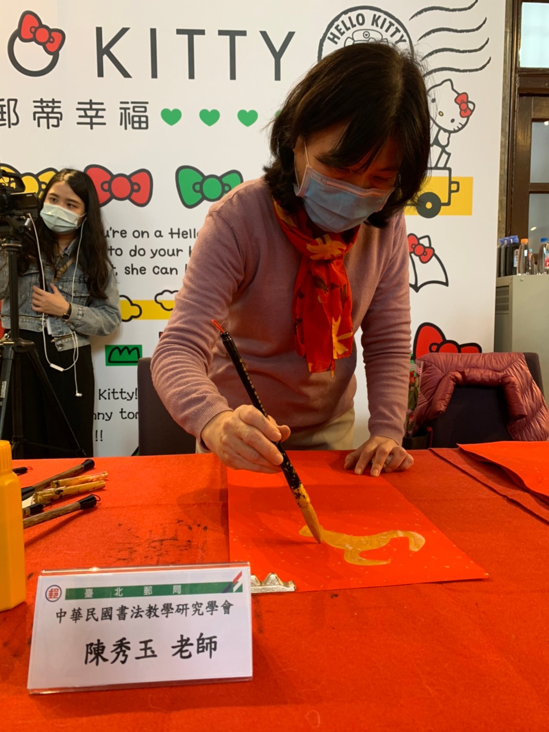 「牛轉乾坤開鴻運 揮毫賀歲送春聯」