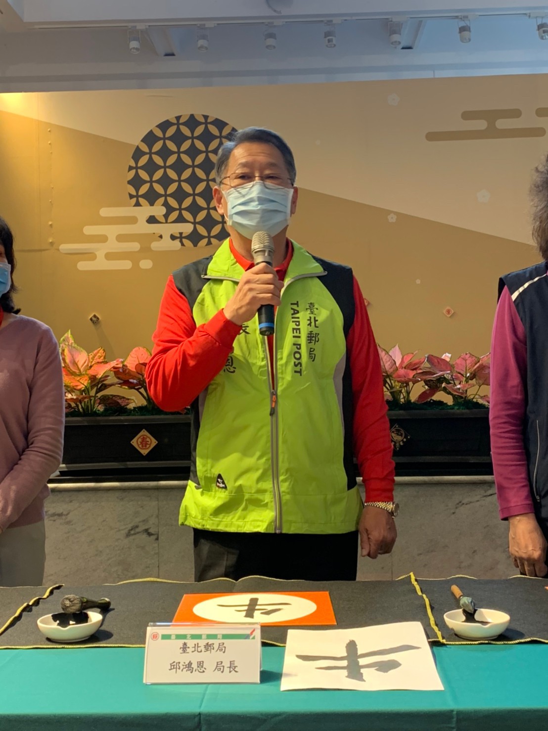 「牛轉乾坤開鴻運 揮毫賀歲送春聯」