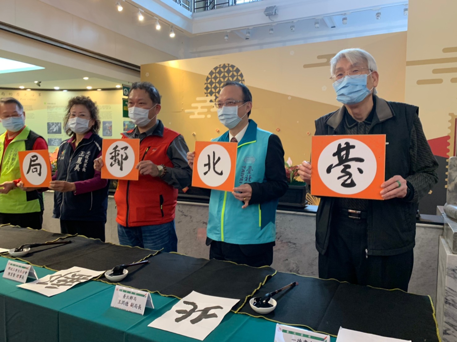 「牛轉乾坤開鴻運 揮毫賀歲送春聯」